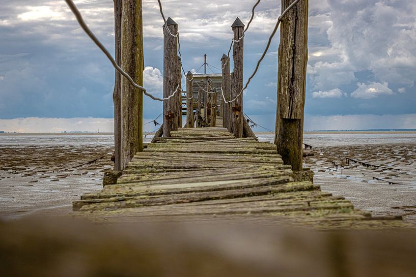 Bretagne, französische Brücke zu einem Fischerhäuschen, von wo aus... von Pascal Sunday