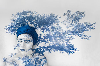 Fotomanipulatie van Delfts Blauwe Vrouw - Unieke Kunst voor Rust in het Interieur