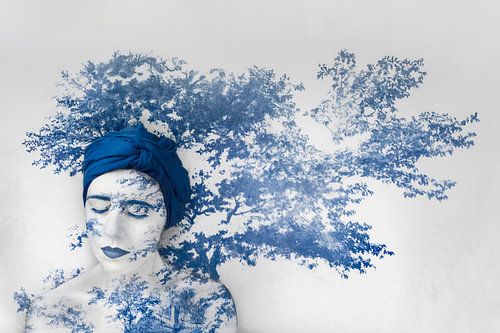 Fotomanipulatie van Delfts Blauwe Vrouw - Unieke Kunst voor Rust in het Interieur
