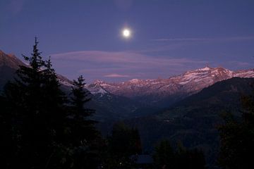 Maan over de Alpen, Zwitserland van Marcel Admiraal
