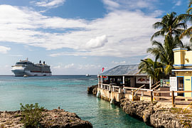 Kreuzfahrtschiff vor den Cayman Inseln