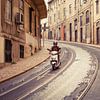 Straatzicht met motorscooter in Lissabon van Marcel Bakker