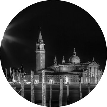 VENICE San Giorgio Maggiore bij nacht bw | Panorama  van Melanie Viola