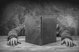 Mann hinter einem Buch von Jörg B. Schubert