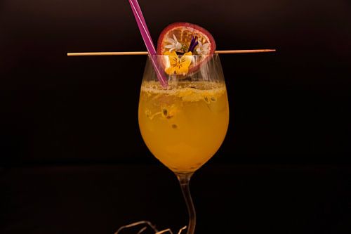 Aperitief met verse passievrucht.