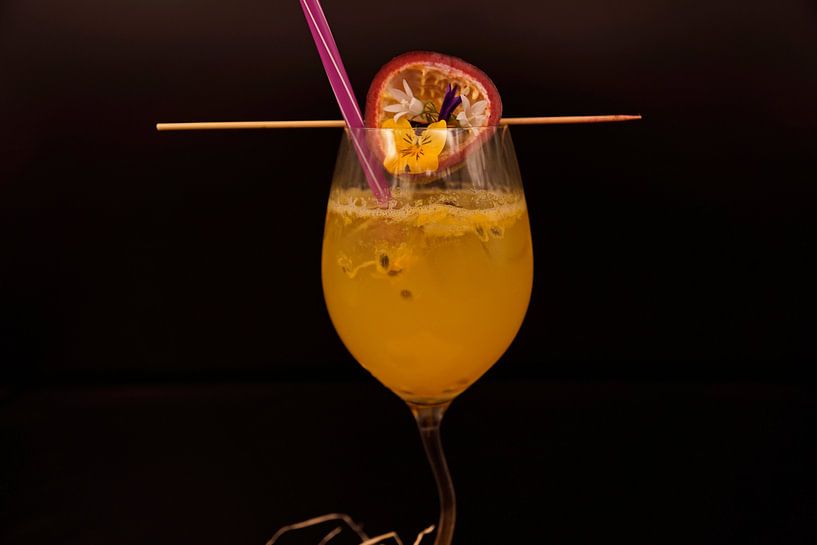 Aperitif mit frischer Passionsfrucht. von Babetts Bildergalerie