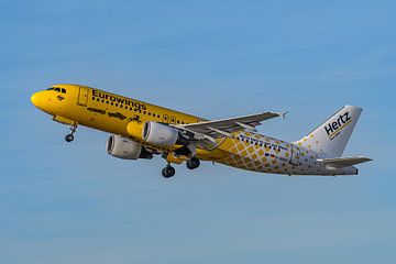 Eurowings Airbus A320 met Hertz autoverhuur livery. van Jaap van den Berg