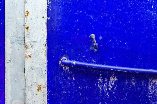Blauw abstract van ijzeren, roestige deur