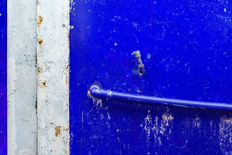 Blue abstract of iron rusty door by Texel eXperience