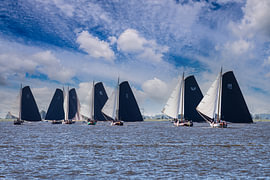 Skûtsjesilen op De Friese Meren. van Brian Morgan