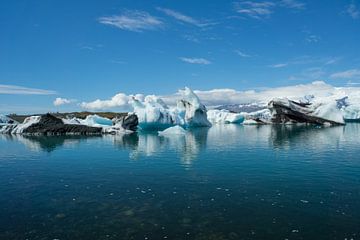 Island - Klares Wasser der Gletscherlagune Joekulsarlon voller glänzender Eisschollen von adventure-photos