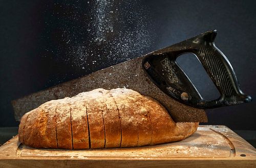 Frisches Brot mit Säge - Essen