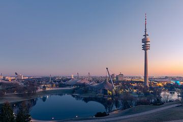 München, Olympiaturm im Olympiapark mit Olympiastadion bei Sonnenaufgang von Robert Ruidl