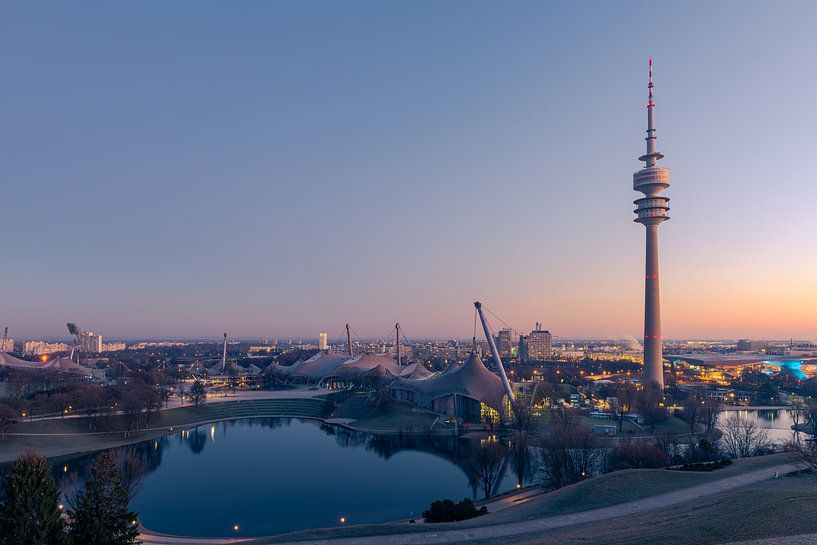 Munich, Tour Olympique dans le Parc Olympique avec le Stade Olympique au lever du soleil par Robert Ruidl