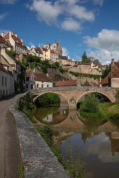 Brug en rivier om Semur-en-Auxois, Frankrijk van Joost Adriaanse