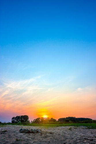 Zonsondergang aan de Waal bij Nijmegen van Mario Verkerk