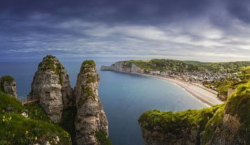 Étretat dorp. Uitzicht vanaf de klif. Normandië, Frankrijk. van Stefano Orazzini