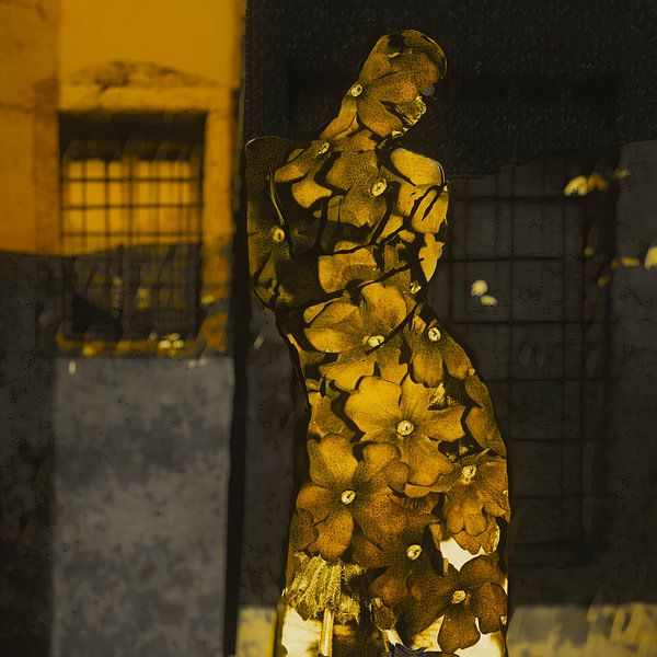 Elle embrasse l'été, avec sa silhouette de fleurs par Helga Blanke