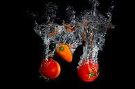 Spritzen von Obst, Paprika und Tomaten von Truus Nijland Miniaturansicht