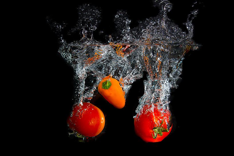 Spritzen von Obst, Paprika und Tomaten von Truus Nijland