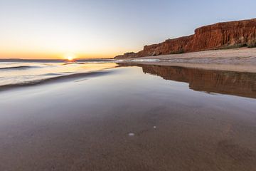 Zonsondergang op het zandstrand Praia da Falésia. Kliffen Roze bloemen bij Albufeira, Portugal van Fotos by Jan Wehnert