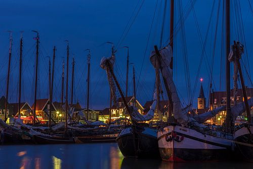 Avondfoto van de haven van Volendam tijdens de Pieperrace