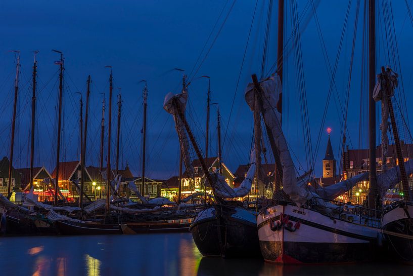 Avondfoto van de haven van Volendam tijdens de Pieperrace by Jack Koning