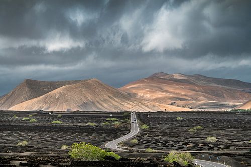 Zicht op de bergen van Yaiza