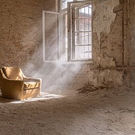 gelber Stuhl am Fenster in einem verlassenen Gebäude von John Noppen