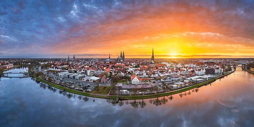 Die sieben Kirchtürme von Lübeck, Deutschland zum Sonnenuntergang