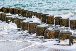 Kribben aan de kust van de Oostzee op een stormachtige dag van Rico Ködder