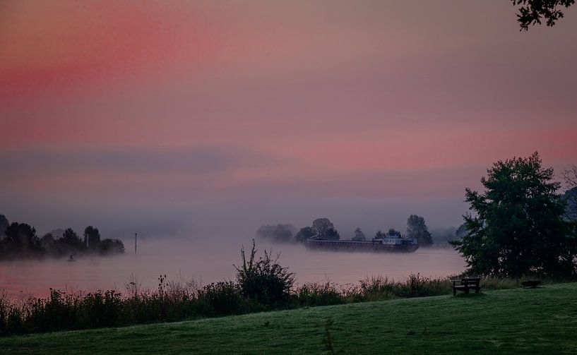 schip vaart over de maas tijdens zonsopkomst van ChrisWillemsen