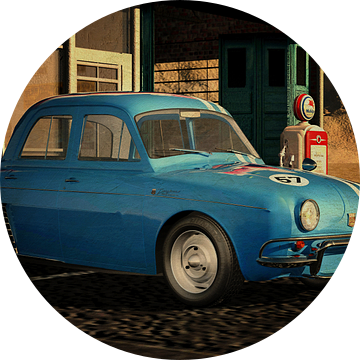 1957 Renault Dauphine Gordini bij een vintage benzinestation
