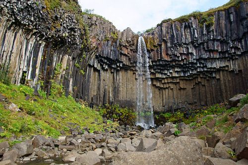 Islande, chute d'eau de Svartifoss dans le parc national de Skaftafell