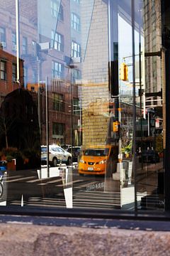 New York: Reflectie in Chelsea met gele taxi van Shaquille Maarschalkerweerd