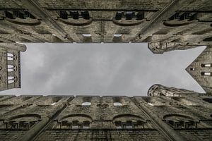 Bedrohliche dunkle Wolken durch die Kathedrale mit offenem Dach