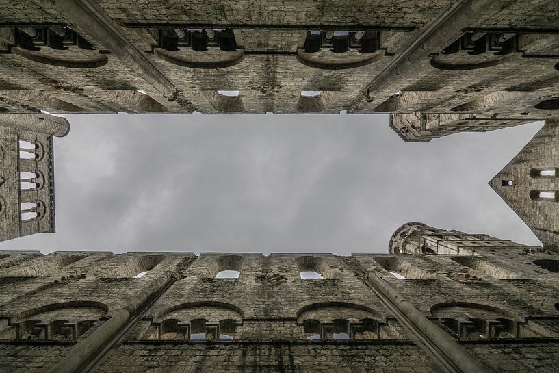 Dreigende donkere wolken door het open dak kathedraal van Jumieges van Patrick Verhoef