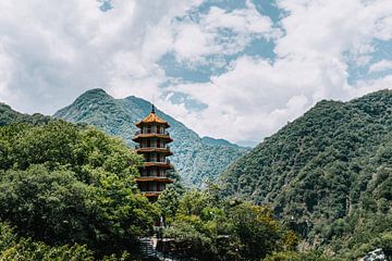 Pagoda at Taroko Gorge in Taiwan by Expeditie Aardbol