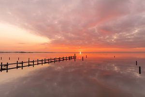 Steg im Wasser bei Sonnenuntergang