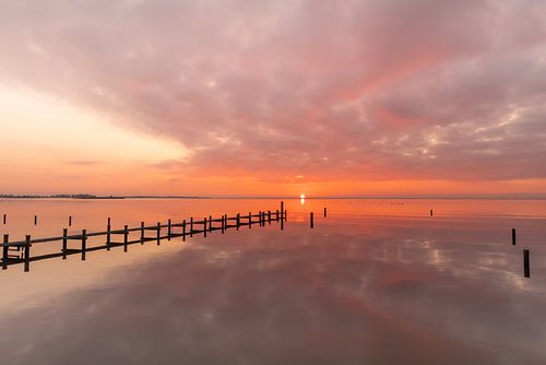 Steiger in het water tijdens zonsondergang