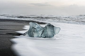 Eisblock am schwarzen Strand in Island