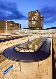 Blick in der Dämmerung auf den Hauptbahnhof Utrecht. von Tony Vingerhoets