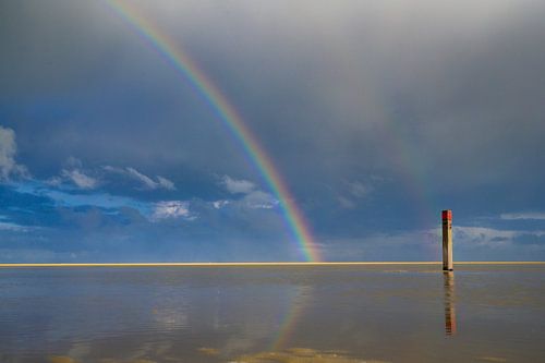 Arc-en-ciel à la plage sur l'île de Texel dans la région de la mer des Wadden