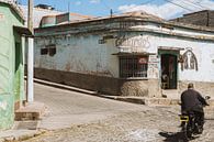 Straatbeeld met brommer in Quetzaltenango (Xela), Guatemala van Michiel Dros thumbnail