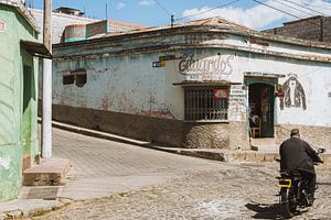 Straßenszene mit Moped in Quetzaltenango (Xela), Guatemala