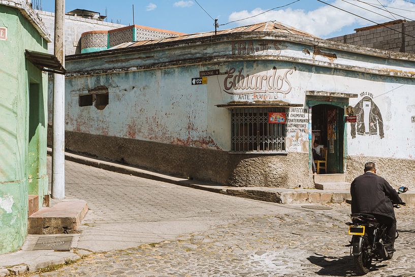 Straatbeeld met brommer in Quetzaltenango (Xela), Guatemala van Michiel Dros