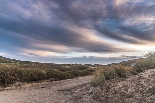 prachtige bewolking boven duinlandschap