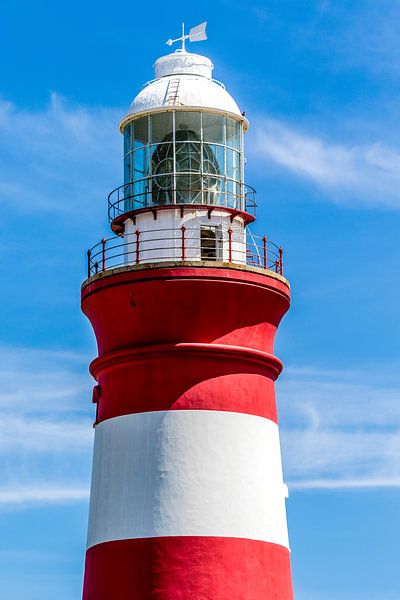 Der rot-weiß gestreifte Leuchtturm von Cape Agulhas, Westkap, Südafrika von WorldWidePhotoWeb