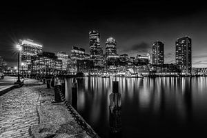 BOSTON Fan Pier Park & Skyline Boston am Abend | Monochrom
