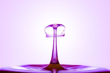 Druppel splash botsing in paars